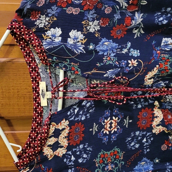 Kori Detailed Floral Dress....great double tie in the front - Picture 3 of 8